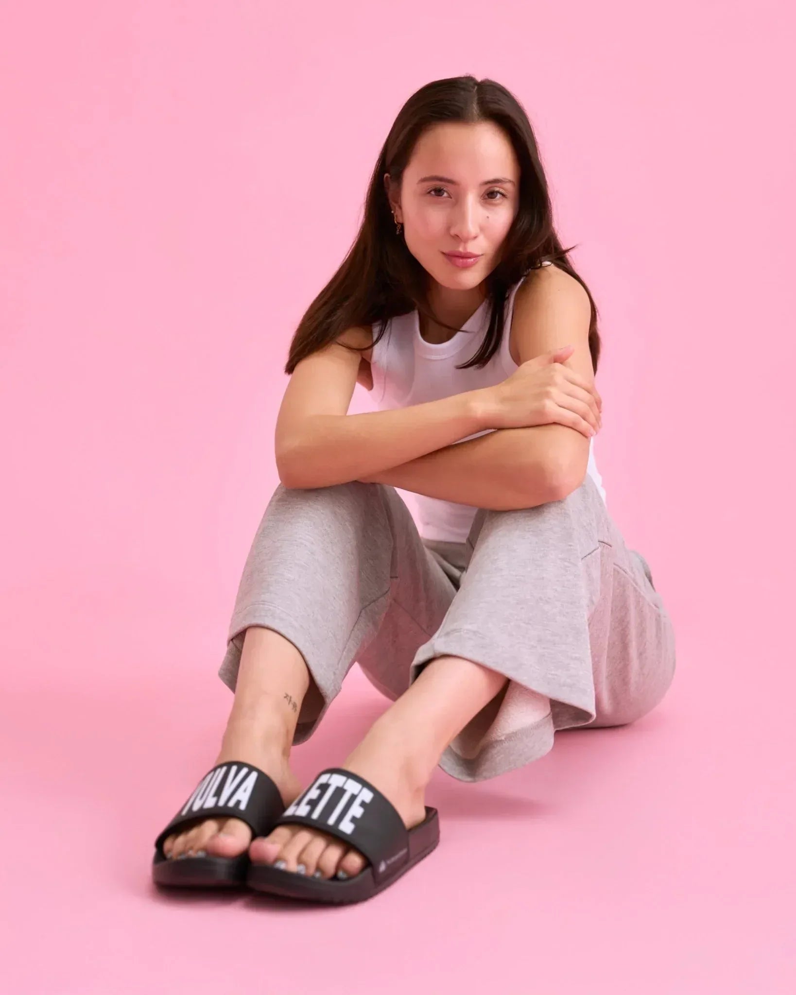 the-female-company-vulvaletten-badeschuhe-accessoire-im-original-comeback-in-sch image 5