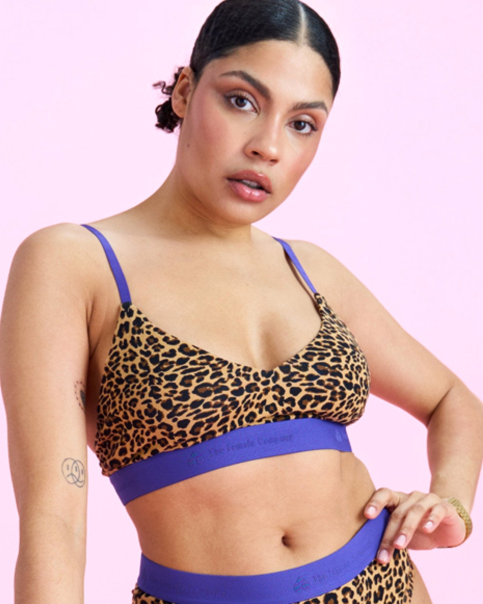 the-female-company-bralette-v-shape-leo-print-mit-verstellbarem-verschluss image 1