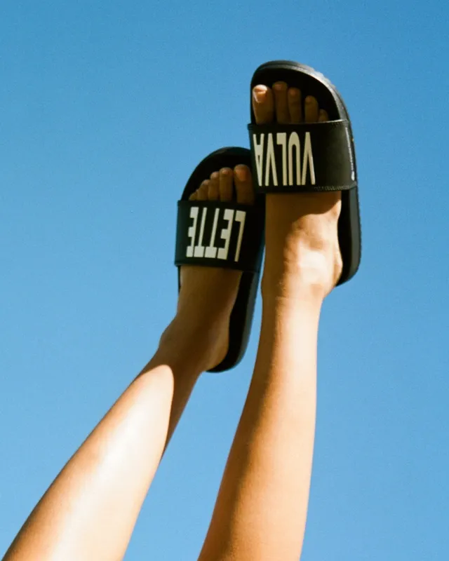 the-female-company-vulvaletten-badeschuhe-accessoire-im-original-comeback-in-sch image 1