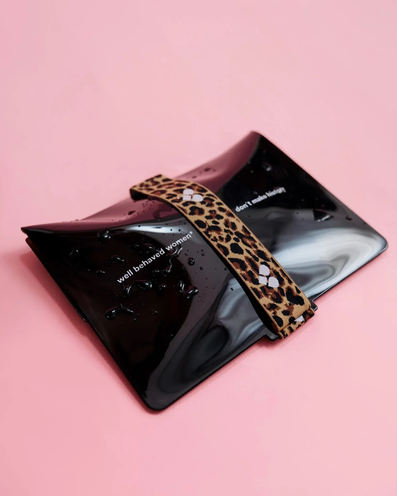 the-female-company-wetbag-black-leo-aufbewahrungstasche-f-r-period-pantys image 4