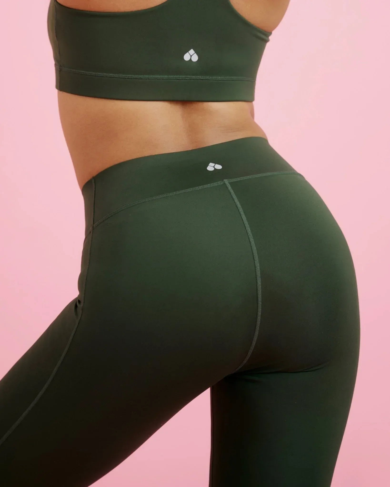 the-female-company-period-sportleggings-active-medium-saugst-rke-panty-in-pants- image 4