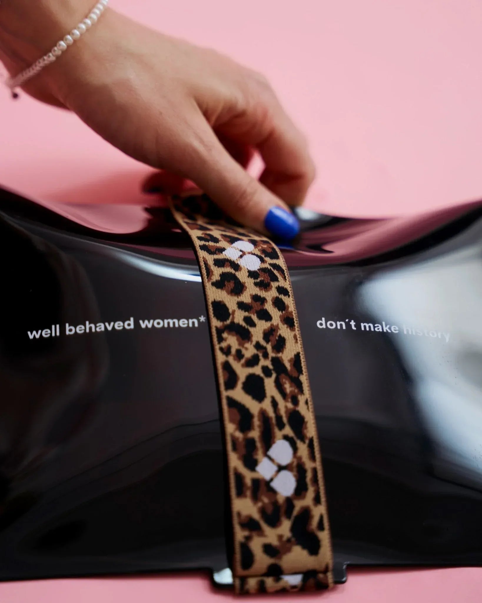 the-female-company-wetbag-black-leo-aufbewahrungstasche-f-r-period-pantys image 2