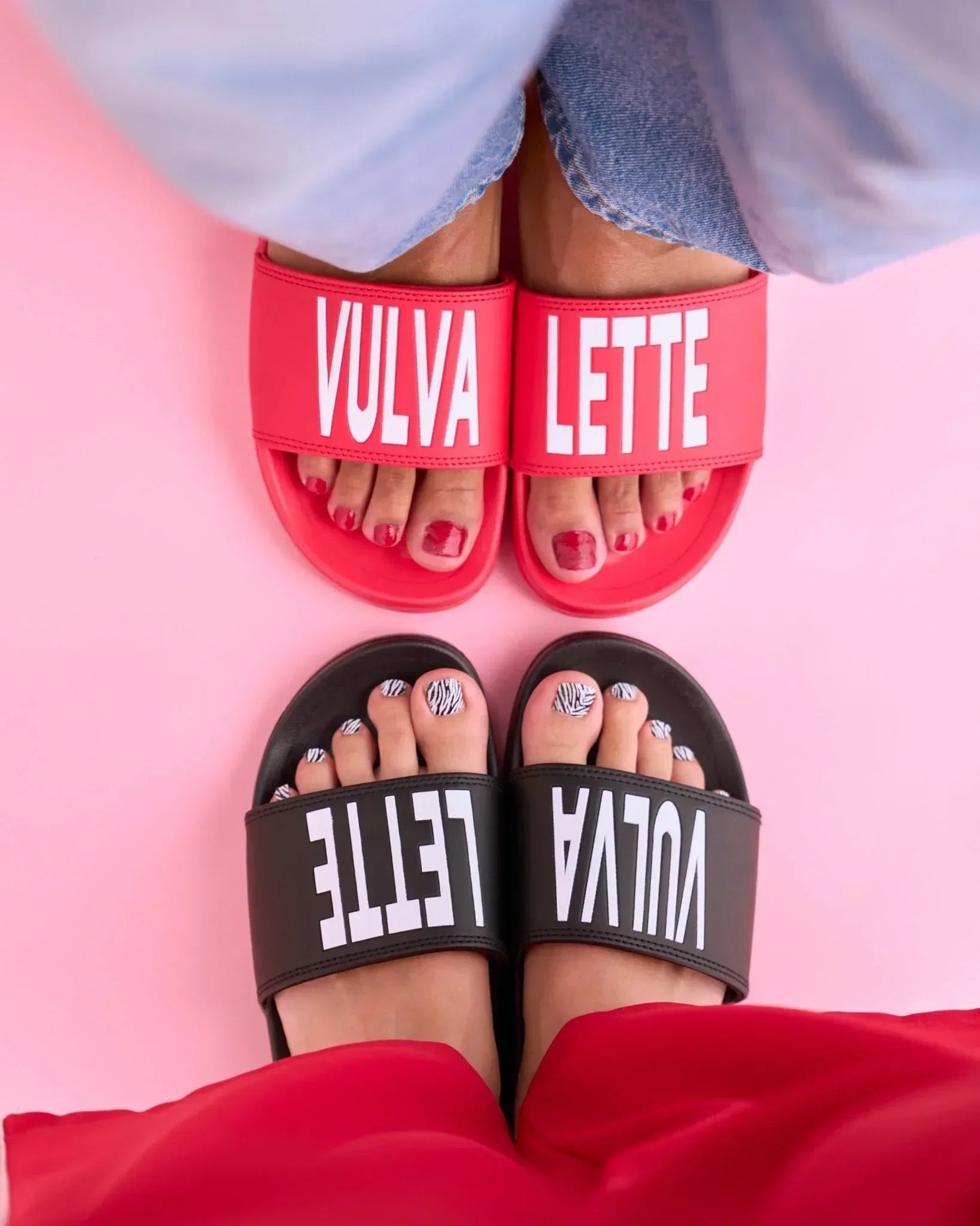 the-female-company-vulvaletten-badeschuhe-accessoire-im-original-comeback-in-sch image 6