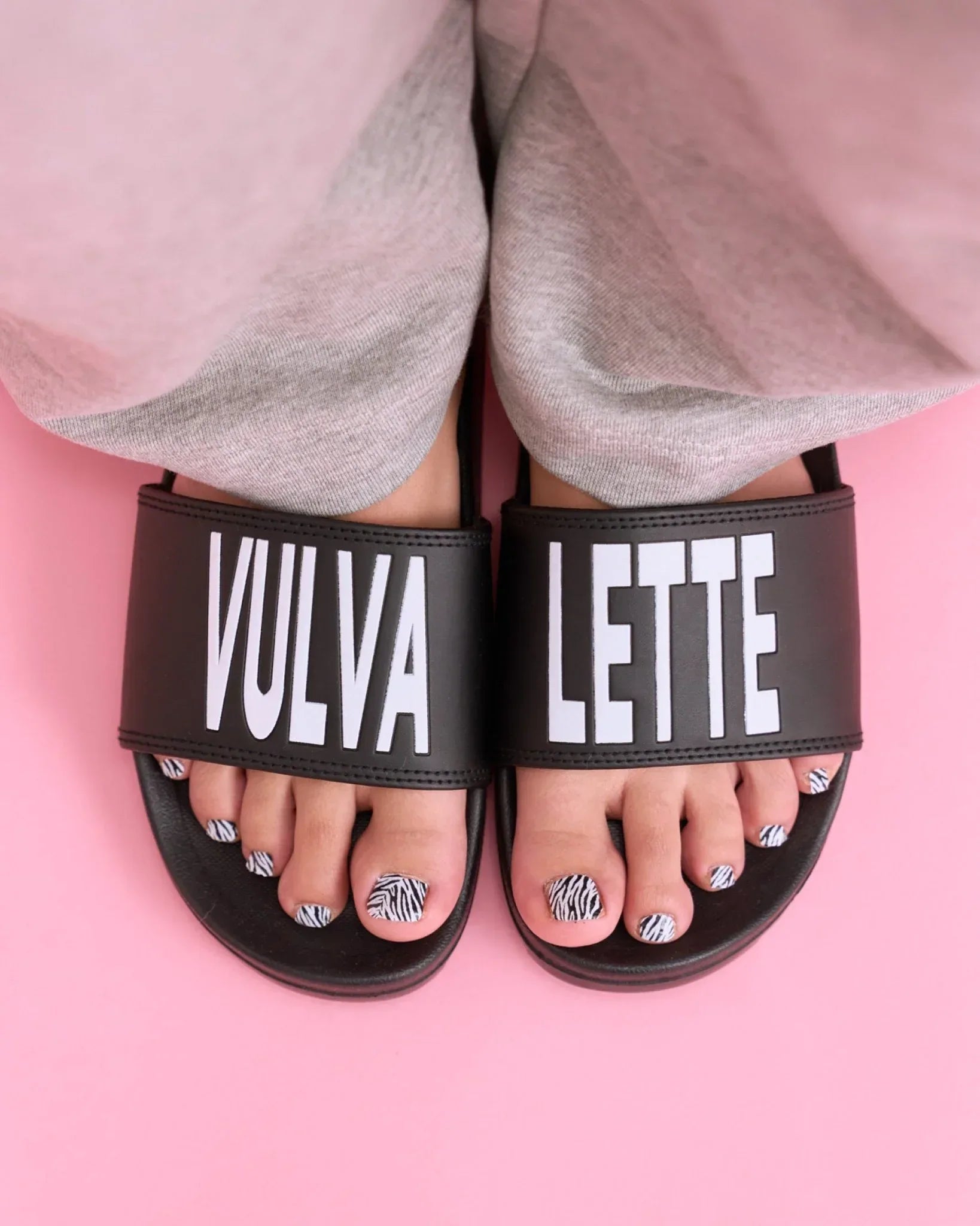 the-female-company-vulvaletten-badeschuhe-accessoire-im-original-comeback-in-sch image 4