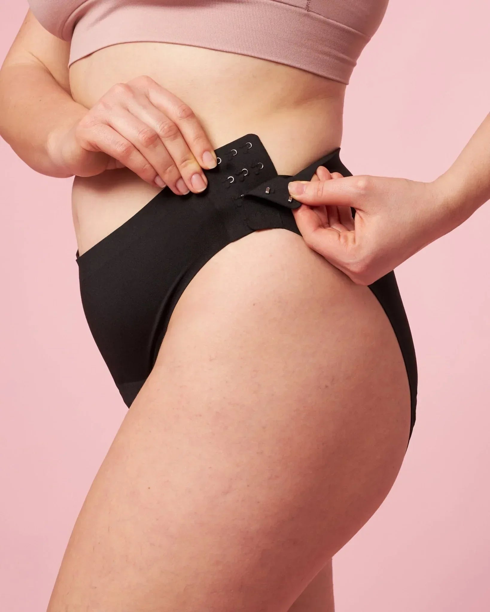 the-female-company-easy-change-period-panty-slip-seamless-extra-strong-mit-seitl image 8