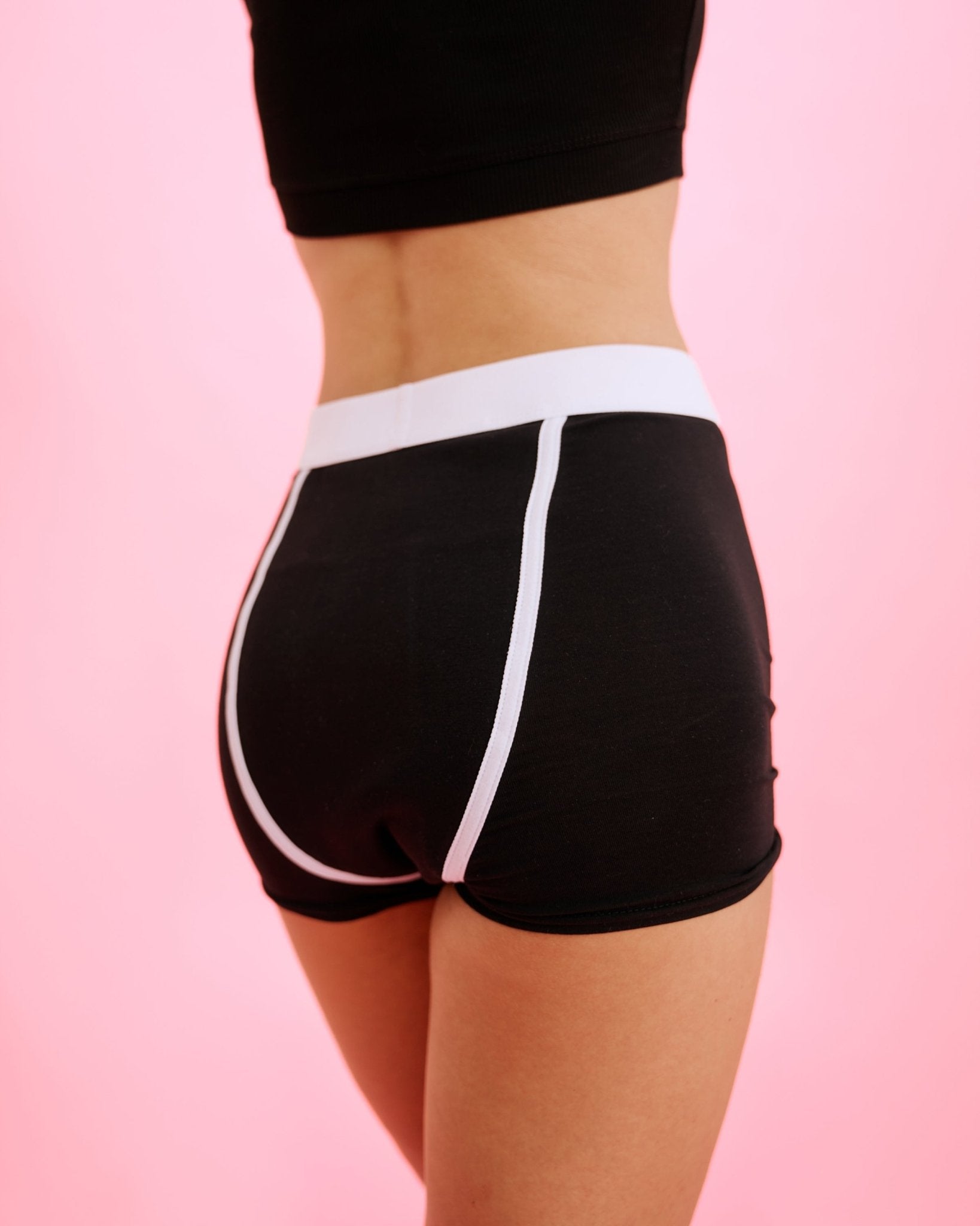 the-female-company-extra-strong-short-period-panty-sleep-short-schwarz-wei-mit-n image 7